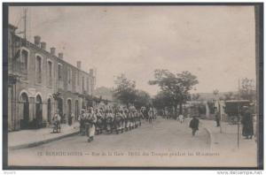 BERROUAGHIA - Rue de la Gare - Défilé des Troupes pendant les Manoeuvres