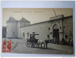 BERROUAGHIA    Le Pénitencier  -  Entrée Principale  (Jolie calèche)