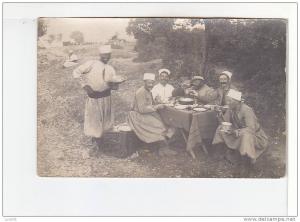 Groupe de SOLDATS  -   1er  TIRAILLEURS ALGERIENS en MANOEUVRE à  BERROUAGHIA -  1914