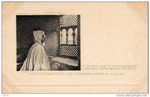 MAROC  KENADSA  Zaouïya de Kénadsa priait dans la pénombre fraîche de sa maison  .....