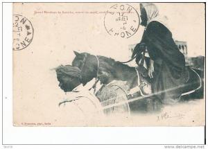 GRAND MARABOUT DE KENADSA, ATTEINT DE CECITE, CONDUIT PAR SES SERVITEURS