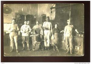ALGERIE - HUSSEIN-DEY - MILITAIRES EN CUISINE JUIN 1919 - CARTE PHOTO ORIGINALE