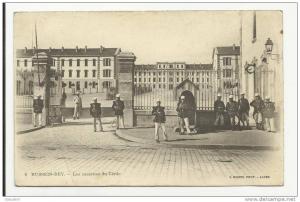 ALGER - HUSSEIN DEY - CPA - LES CASERNES DU GENIE