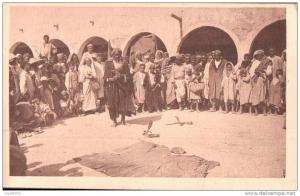 SUD TUNISIEN UN CHARMEUR DE SERPENTS TRES ANIMEE  R. PROUHO HUSSEIN DEY MEDAILLE D'OR GRENOBLE 1925 PAS CIRCULEE