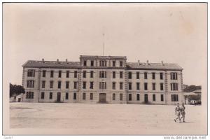 cpa   Réf-JP-660  ( Algérie )    à  HUSSEIN DEY   de la Caserne on voit la  MER