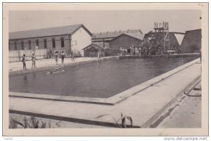 cpa Réf-JP-657  ( Algérie )   du  Monde autour de la Picine à  HUSSEIN DEY  sous le Soleil