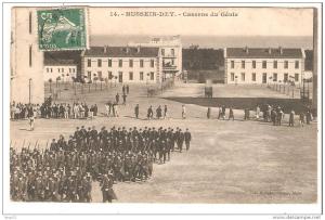belle cpa N°14. HUSSEIN.DEY,  Caserne du Génie, très bien animée avec SOLDATS