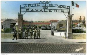 HUSSEIN DEY..ECOLE DE CAVALERIE...ARME BLONDEE....CPSM PETIT FORMAT  ANIMEE