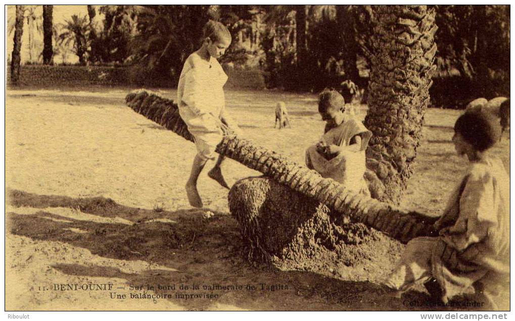 Beni Ounif. Sur le bord de la palmeraiede Taglita. Jenes garçons sur une balançoire improvisée.