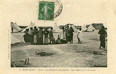 CPA Beni-Ounif - Camp des tirailleurs sénégalais - Une distribution au camp