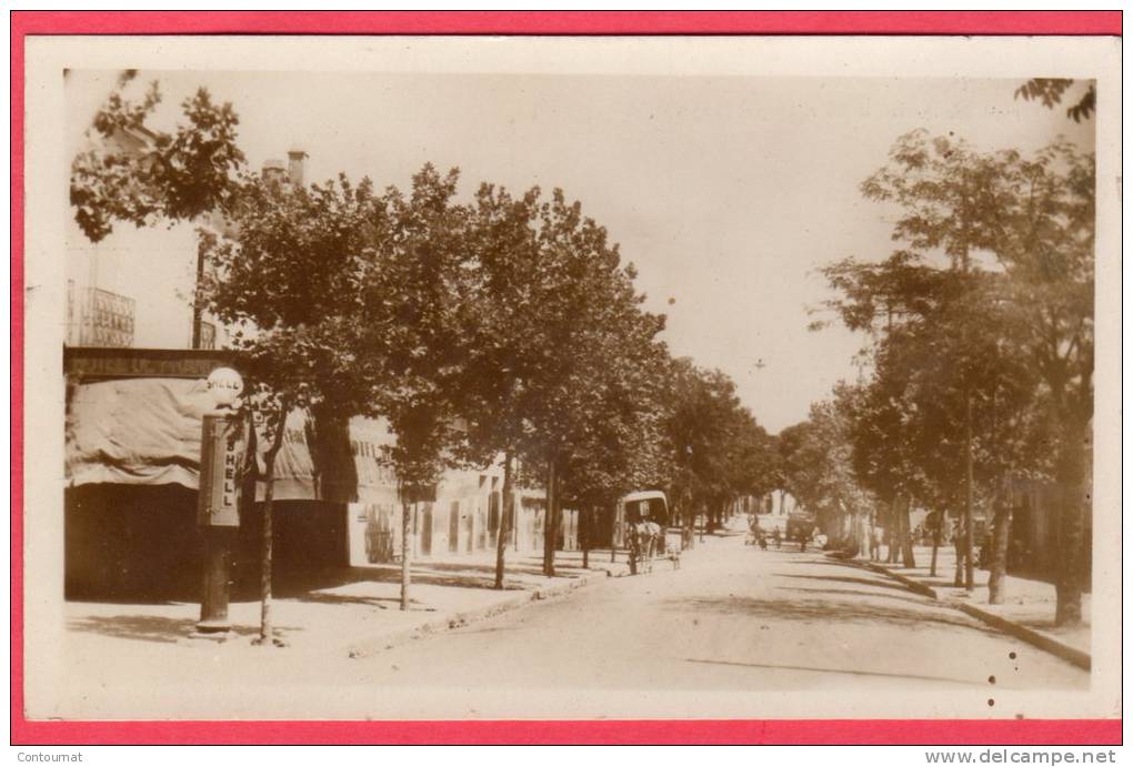 CPA ALGERIE BERROUAGHIA  L' Hotel de France et rue de Laghouat  Pompe à essence SHELL