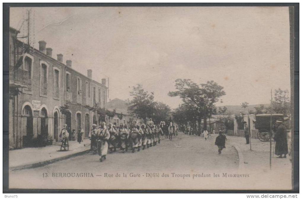 BERROUAGHIA - Rue de la Gare - Défilé des Troupes pendant les Manoeuvres