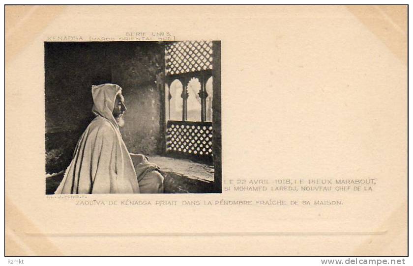 MAROC  KENADSA  Zaouïya de Kénadsa priait dans la pénombre fraîche de sa maison  .....