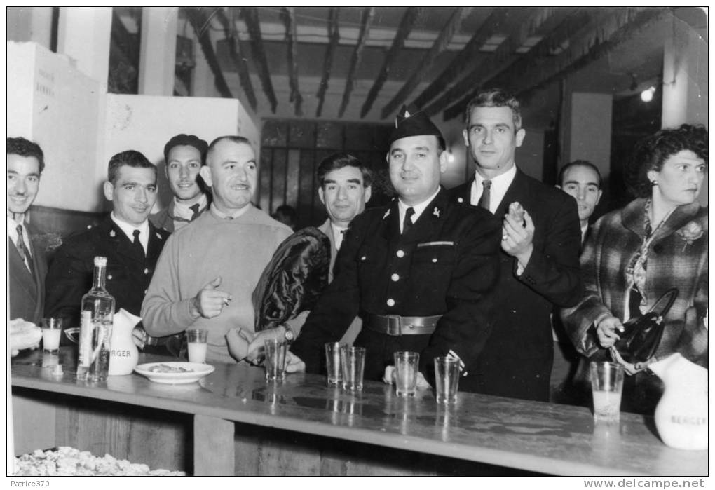 ALGERIE HUSSEIN DEY - Photo de l'Arbre de Noël année 1954 de la Police d'Hussein Dey Militaire Civils Carafe BERGER