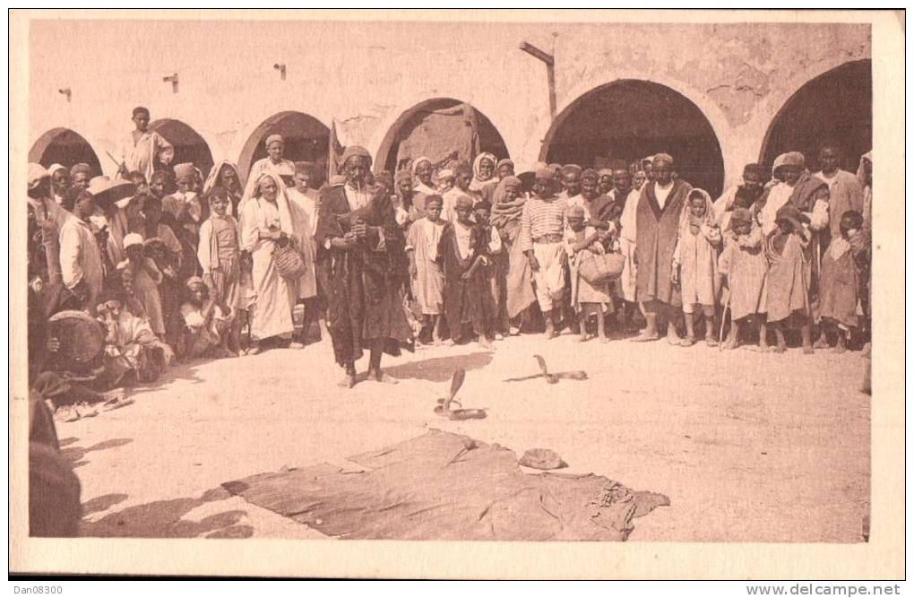 SUD TUNISIEN UN CHARMEUR DE SERPENTS TRES ANIMEE  R. PROUHO HUSSEIN DEY MEDAILLE D'OR GRENOBLE 1925 PAS CIRCULEE