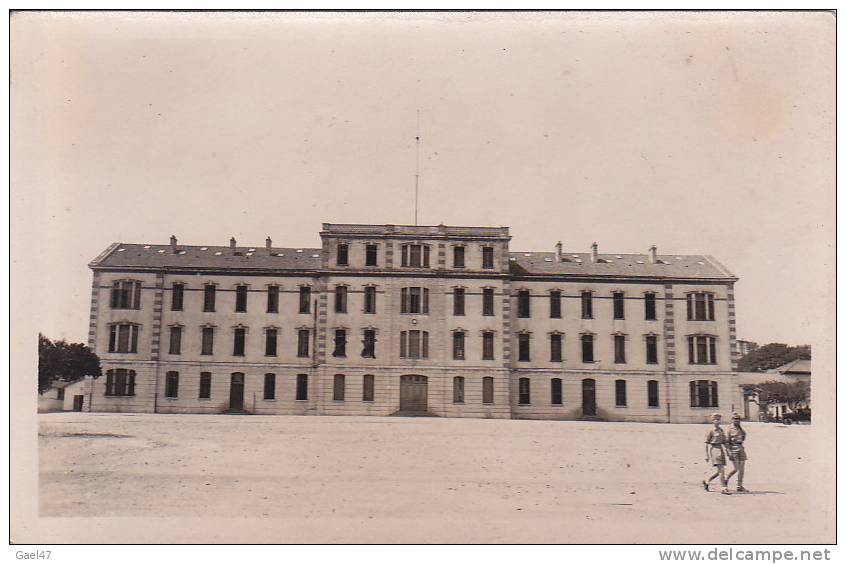 cpa   Réf-JP-660  ( Algérie )    à  HUSSEIN DEY   de la Caserne on voit la  MER