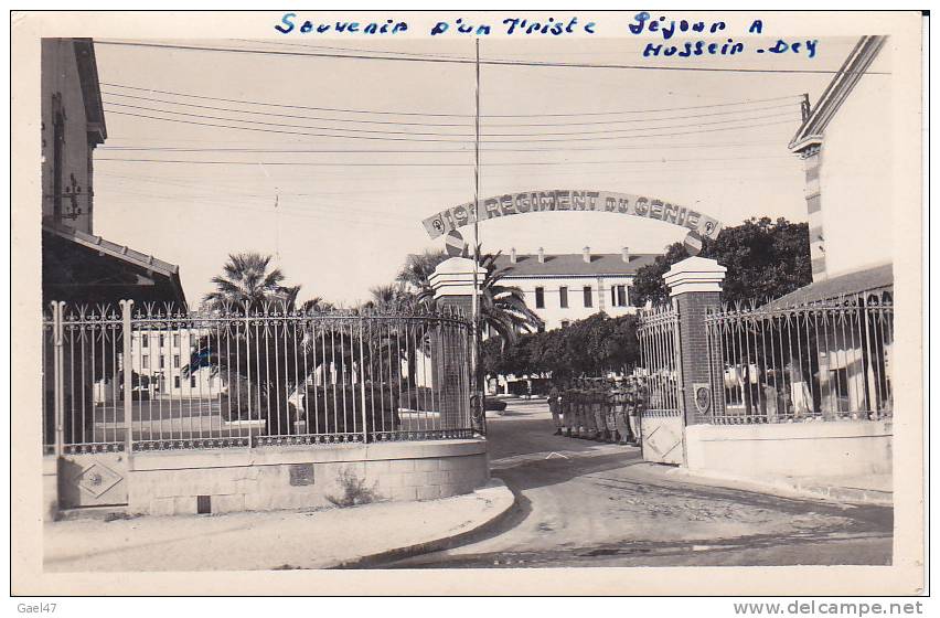 cpa   Réf-JP-659  ( Algérie )    à  HUSSEIN DEY  entrée de la Caserne qui se trouve à 100m en face de la MER