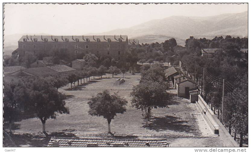 Photo   Réf-JP-658  ( Algérie )    à  HUSSEIN DEY  en façe la Caserne et dérrière les Montagnes le début du Sahara