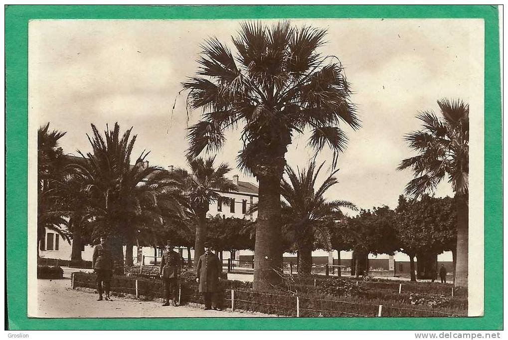 HUSSEIN DEY - CASERNE LEMERCIER  ALLEE DES PALMIERS ( 3 PERSONNAGES DEVANT)
