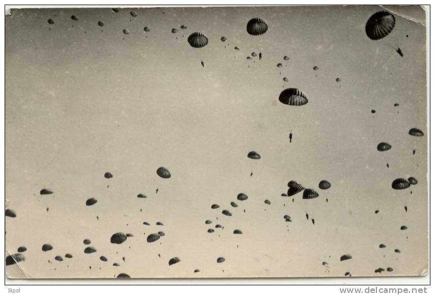 Vols de parachutes ( sans légende ) envoyé par un militaire de Hussein Dey en 1948