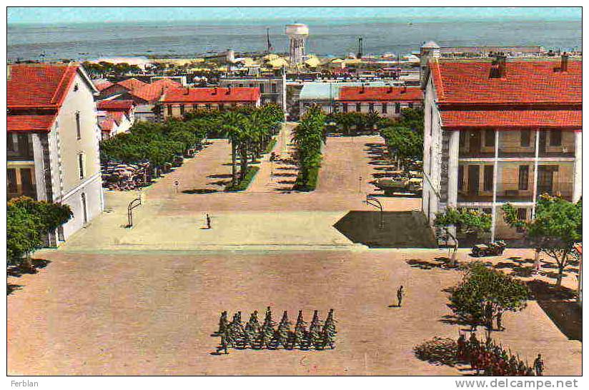 AFRIQUE. ALGERIE. HUSSEIN DEY. La Caserne. Vue sur Le 19ème Régiment du Génie. Carte Dentelée.