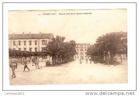 Hussein-Dey. (Algérie). Dans la Cour de la Caserne Lemercier.