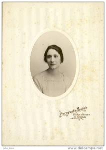 Oran , Années 1920 . Belle Orannaise , photographie Mondiale , rue d´Arzew .