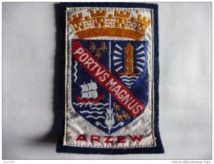 Bel Ecusson du Port Algérien de ARZEW - PORTVS MAGNUS -Tissé Soie cousu sur feutrine bleue marine.