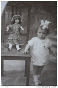 Photographie/Carte postaleenfant avec sa poupéeTete porcelaine Oran Ex colonie française-photo Henri r d'Arzew à Oran