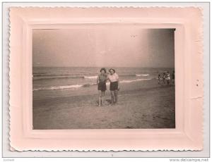 ARZEW - Plage - Photographie datée Juillet 1952 - format 8 x 10,7 cm -