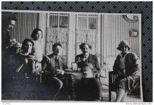 CPA >PHOTOGRAPHIE EN 1925  UNE FAMILLE  RUE D'ARZEW à ORAN  > Algérie en  Ex Colonie Française