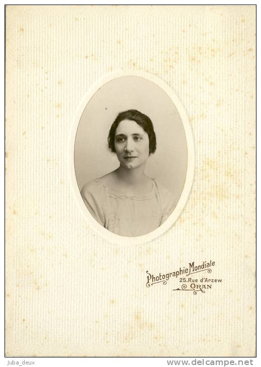 Oran , Années 1920 . Belle Orannaise , photographie Mondiale , rue d´Arzew .