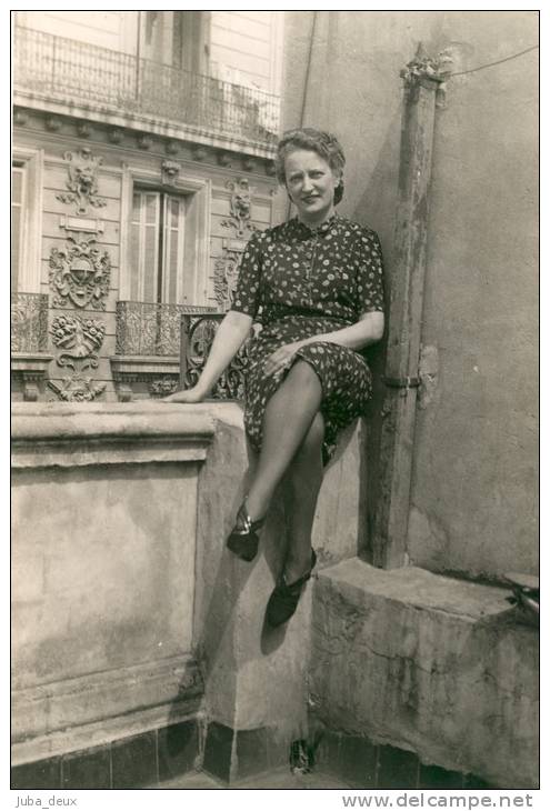 Oran , Années 1950 . Jeune Orannaise , rue d'Arzew .  GRAND FORMAT .