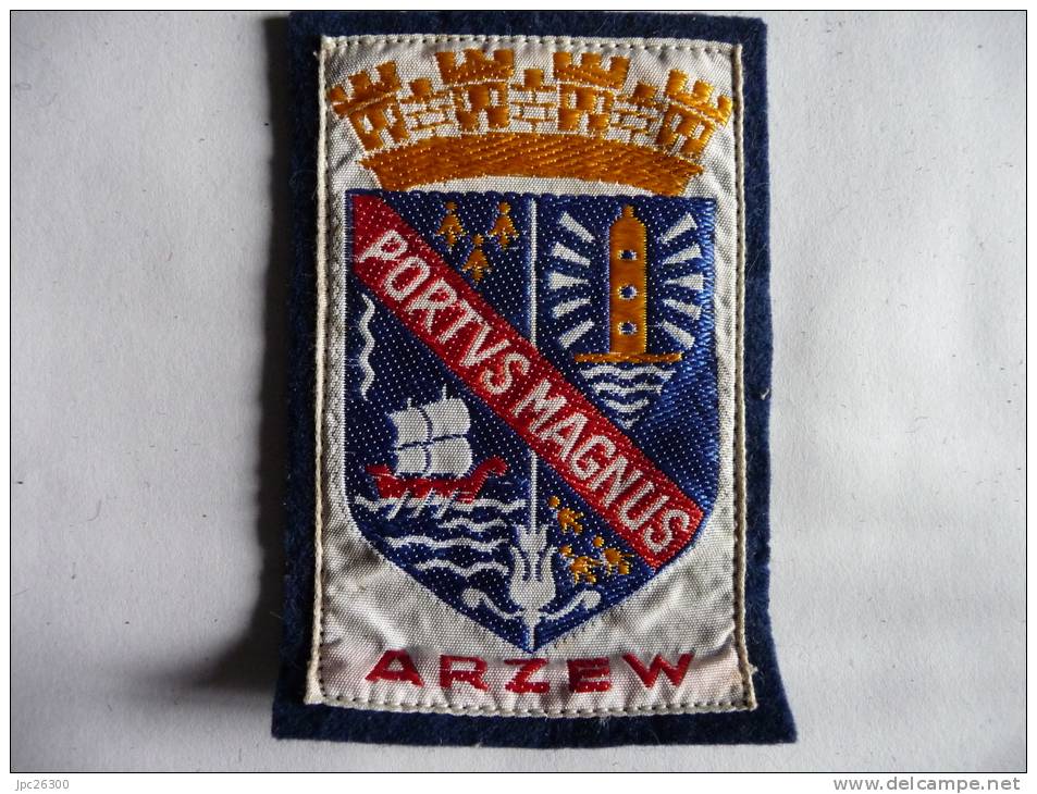 Bel Ecusson du Port Algérien de ARZEW - PORTVS MAGNUS -Tissé Soie cousu sur feutrine bleue marine.