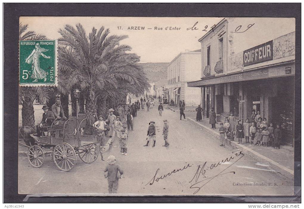 B  ALGERIE  -  CPA   de  ARZEW  -  Carosse  et  Commerce  Rue  d ´ Enfer  en  1909   ( Très  Très  Animée )