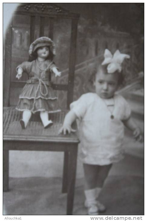 Photographie/Carte postaleenfant avec sa poupéeTete porcelaine Oran Ex colonie française-photo Henri r d'Arzew à Oran