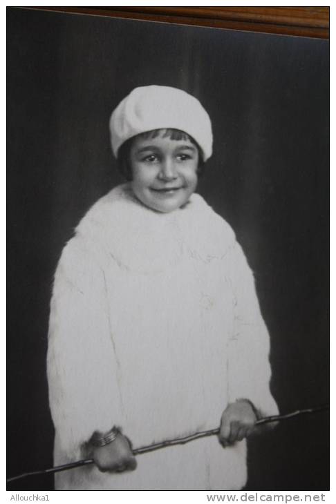 1929 Photographie/Carte postale une jeune fille à la baguetteOran en Ex colonie française-photo Henri r d'Arzew à Oran