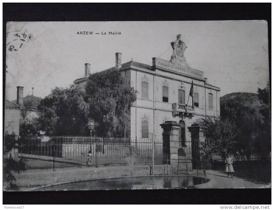 ARZEW (Algérie) -La Mairie - animée - voyagée - tâchée