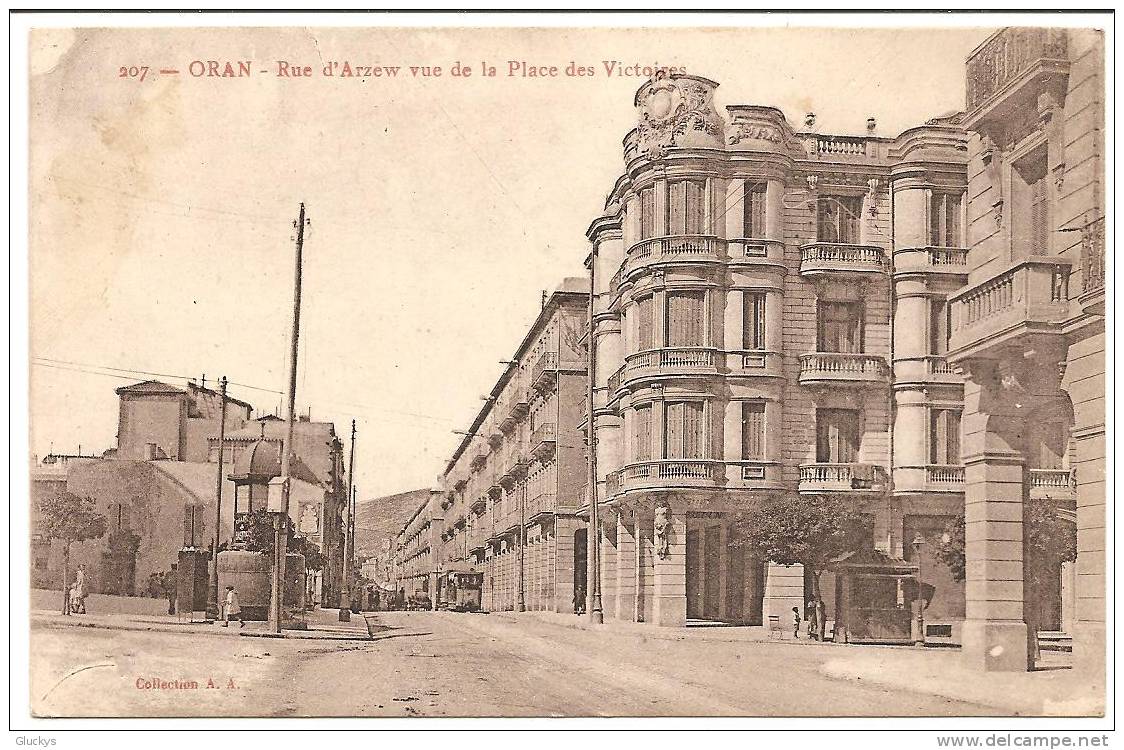 Algérie Oran . Rue d'Arzew vue de la Place des Victoires