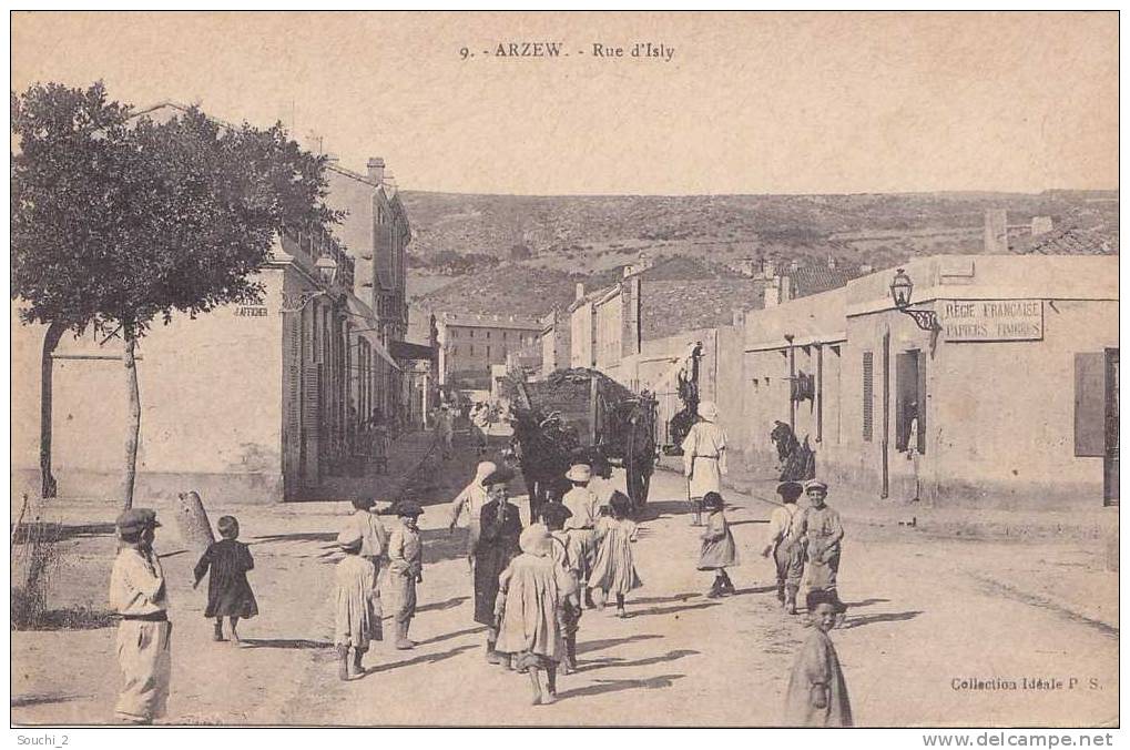 Arzew.- (Algérie)  Rue  d´ Isly    -  (belle animation beau plan d'attelage cheval)