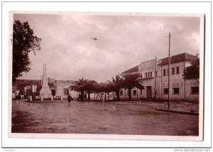 5  -  ARZEW  -  Ecole  maternelle et le Monument