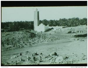 Photo plaque de verre . N et B , positif. Algerie. El Golea. Au pied du vieux Ksar en ruine, le cimetiere.  N°1862