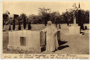ALGERIE / ALGERIEN  Le Pere Langlais , des Peres Blanco pres de la tombe due Pere de Foucauld , a EL Golea
