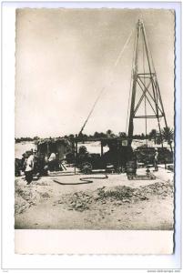 *SAHARA / EXPLOITATION DU SOUS SOL / CLICHE MONTRE UN FORAGE EN COURS DANS L´OASIS D´EL GOLEA / PETROLE