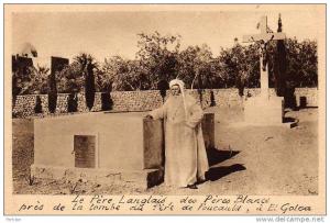 AFRIQUE. ALGERIE. EL GOLEA. Vue sur Le Père LANGAIS, des Pères Blancs près de La Tombe du Père De FAUCAULT.