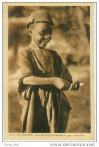 TOUGGOURT Ali, le petit mendiant compte sa recette.