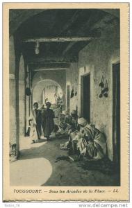 TOUGGOURT  -  SOUS LES ARCADES DE LA PLACE