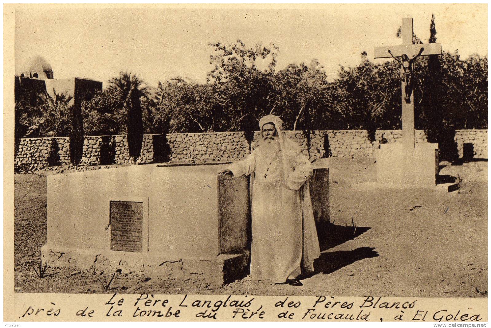 ALGERIE / ALGERIEN  Le Pere Langlais , des Peres Blanco pres de la tombe due Pere de Foucauld , a EL Golea