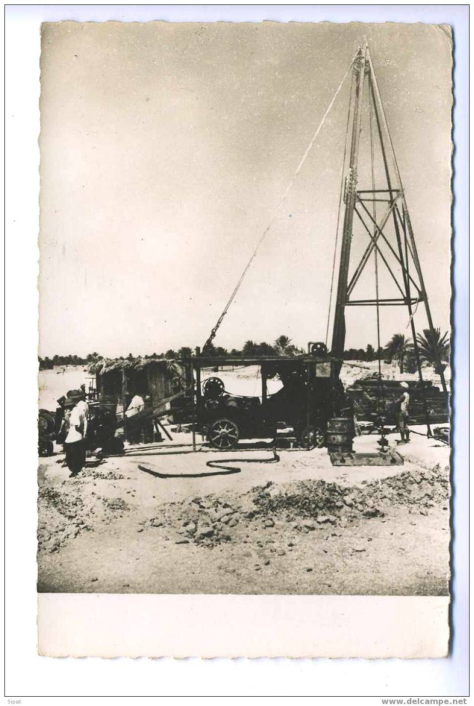 *SAHARA / EXPLOITATION DU SOUS SOL / CLICHE MONTRE UN FORAGE EN COURS DANS L´OASIS D´EL GOLEA / PETROLE