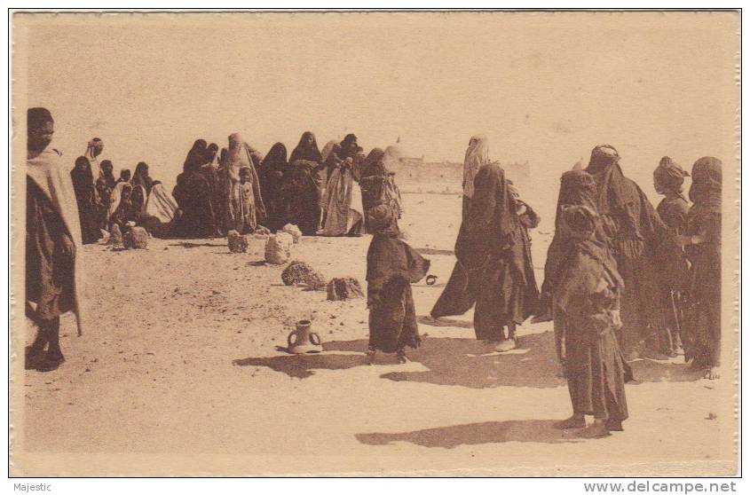 ALGERIE - TOUGGOURT  -FEMMES DU SUD ALLANT SUR LES TOMBES A TOUGGOURT